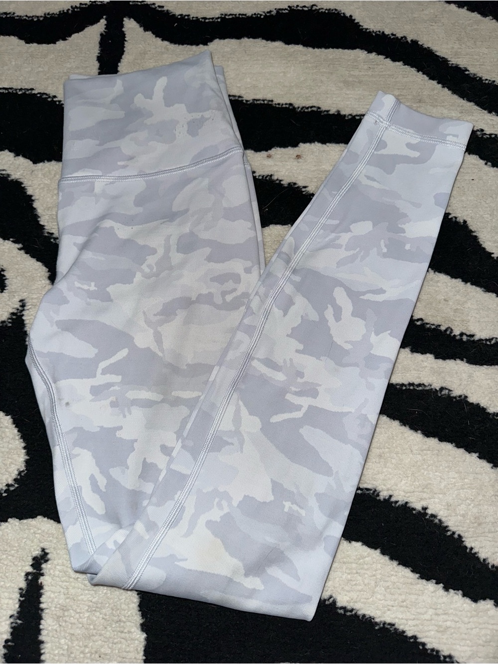 lululemon athletic wunder under  Light Gray & White Camo Leggings size 6 28”